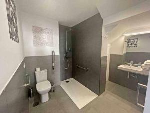 Et badeværelse på XVII A Suite Apartamentos Morales & Arnal + 19 billeder