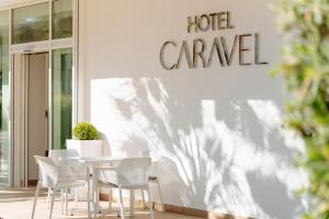 un tavolo e delle sedie e un cartello con la scritta "hotel cancella" di Hotel Caravel a Vasto