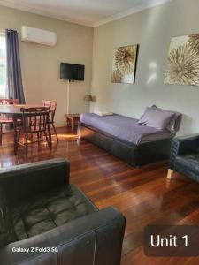 班伯里Bunbury's Most Convenient Location的带床的客厅和餐厅