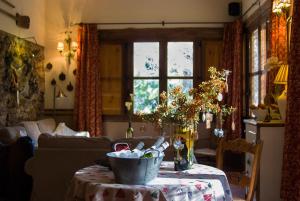 uma sala de estar com uma mesa com um vaso sobre ela em Cortijo De Ramón em Cortijos Nuevos