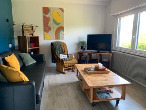 TV a/nebo společenská místnost v ubytování Au reposoir - vue sur la montagne