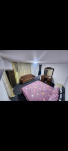 Ένα ή περισσότερα κρεβάτια σε δωμάτιο στο Jarash Ruins apartment