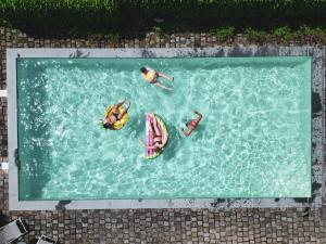 Bazén v ubytování Paddock Lodge - Suites Wellness & Chambres d'hôtes nebo v jeho okolí