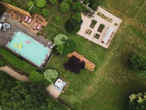 Bazén v ubytování Paddock Lodge - Suites Wellness & Chambres d'hôtes nebo v jeho okolí