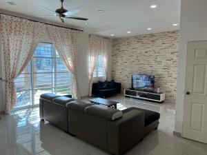 TV a/nebo společenská místnost v ubytování Sitiawan Homestay Entire Semi D home