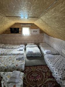 Postel nebo postele na pokoji v ubytování Guest House Kolata view