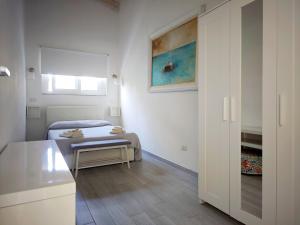 una piccola camera da letto con un letto e un tavolo di villa ELEGANCE charming PORTO PINO a Porto Pino