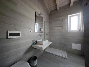 un bagno con lavandino e WC di villa ELEGANCE charming PORTO PINO a Porto Pino Altre 8 foto