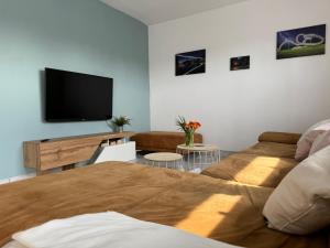 TV a/nebo společenská místnost v ubytování Ruhrpott Residenz - 3 Zimmer Suite - 70qm mit Balkon