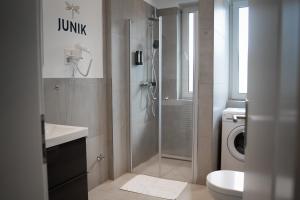 Koupelna v ubytování JUNIK Apartments Oberhausen + 26 fotografií