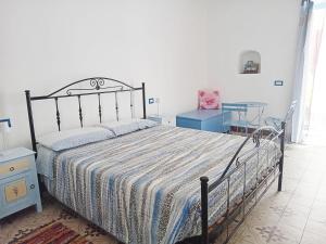 A bed or beds in a room at "la casa dell'architetto" con terrazza panoramica in centro storico e a due passi dal porto