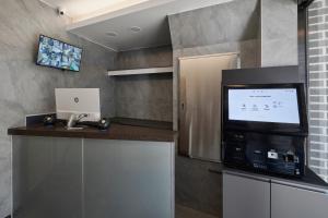 TV a/nebo společenská místnost v ubytování Eight Rest Hostel Myeongdong