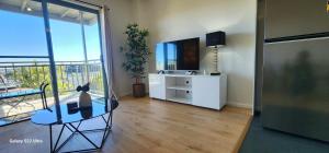 TV a/nebo společenská místnost v ubytování One-Bedroom apartment in Goldsbrough Suites