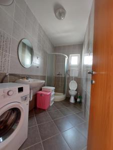 Koupelna v ubytování Vesna apartmani, Igalo + 18 fotografií