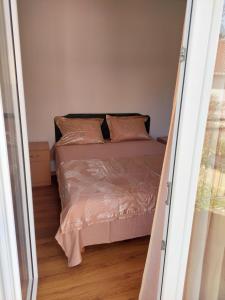 Postel nebo postele na pokoji v ubytování Vesna apartmani, Igalo