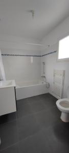 Afbeelding uit fotogalerij van Maison de vacances in Saint-Clément-de-Rivière