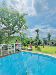 a view of a swimming pool at a resort at Ngòi Xanh Ecolodge (Bungalow - Restaurant - Coffee) in Tuyên Quang