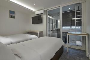 Postel nebo postele na pokoji v ubytování Eight Rest Hostel Myeongdong