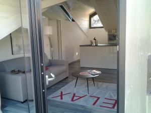 un soggiorno con un divano e un tavolo di Como Via Carcano 13 a Como