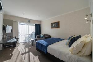 a hotel room with a bed and a desk at Parklands Motel & Apartments Te Anau in Te Anau +40 photos