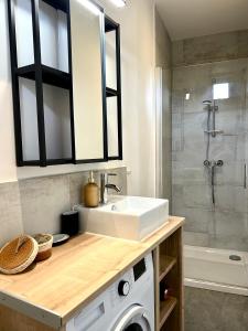 Koupelna v ubytování Le Roi Soleil - Proche Avenue de Paris - Cozy + 6 fotografií