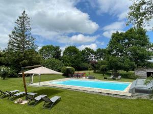 Bazén v ubytování Le Clos Galan nebo v jeho okolí