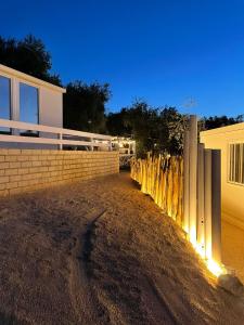 ペスキチにあるTenute le Difenseの灯りをかぶった柵