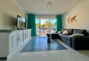 salon z kanapą i telewizorem w obiekcie Marbesa Marbella Apartment w Marbelli