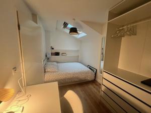 Ένα ή περισσότερα κρεβάτια σε δωμάτιο στο Maison loft chez Karyn