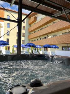 Bazén v ubytování Hotel Cascada BAILE OLANESTI nebo v jeho okolí