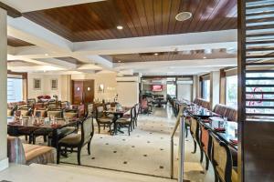 a large dining room with tables and chairs at Hotel Casa Fortuna in Kolkata