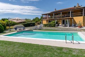 une image d'une piscine en face d'une maison dans l'établissement Casa TARA, à Alghero