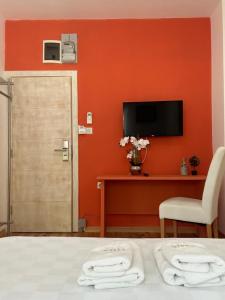TV a/nebo společenská místnost v ubytování Themis Apart Hotel