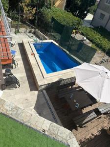 Bazén v ubytování Themis Apart Hotel nebo v jeho okolí