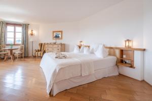 Łóżko lub łóżka w pokoju w obiekcie Hotel Römerstein