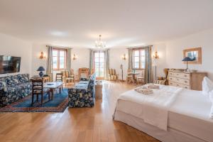 sypialnia z łóżkiem i salonem w obiekcie Hotel Römerstein w mieście Loipersdorf bei Fürstenfeld