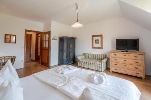 Łóżko lub łóżka w pokoju w obiekcie Hotel Römerstein