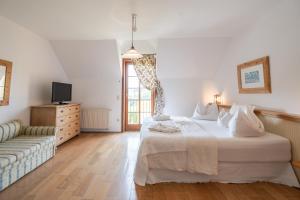 Telewizja i/lub zestaw kina domowego w obiekcie Hotel Römerstein