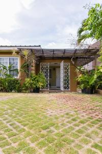 Un jardín fuera de Charming Studio with Garden Oasis in Kingston