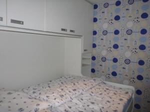 Łóżko lub łóżka w pokoju w obiekcie Apartment Orbit Karlov P.P.