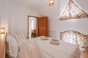 Łóżko lub łóżka w pokoju w obiekcie Hotel Römerstein