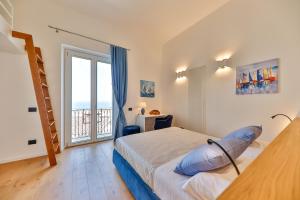 チェファルにあるAmunì - Exclusive Suite in Centro a Cefalù Vista Mareのベッドと大きな窓のある寝室 +67枚の写真