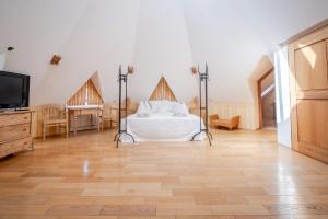 Łóżko lub łóżka w pokoju w obiekcie Hotel Römerstein