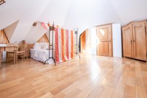Łóżko lub łóżka w pokoju w obiekcie Hotel Römerstein