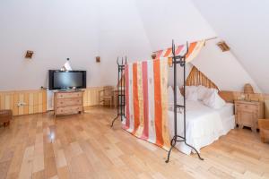 Łóżko lub łóżka w pokoju w obiekcie Hotel Römerstein