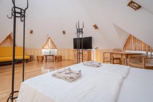 Łóżko lub łóżka w pokoju w obiekcie Hotel Römerstein