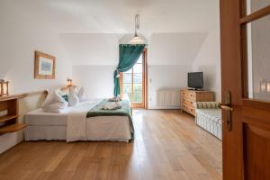 Łóżko lub łóżka w pokoju w obiekcie Hotel Römerstein