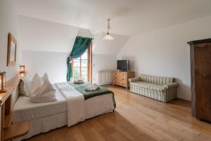 Łóżko lub łóżka w pokoju w obiekcie Hotel Römerstein