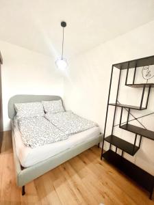 Dormitorio pequeño con cama y estante en Wohnung mit wunderschönem Seeblick, en Gmunden