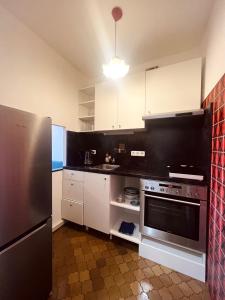 cocina con fogones de acero inoxidable y nevera en Wohnung mit wunderschönem Seeblick, en Gmunden